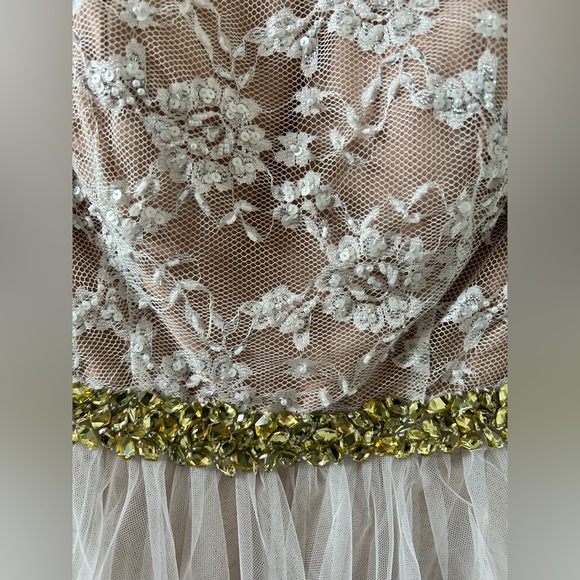 Sherri Hill White Lace with Beaded Belt Dress. Perfect for a confirmation🤍 - Picture 4 of 4